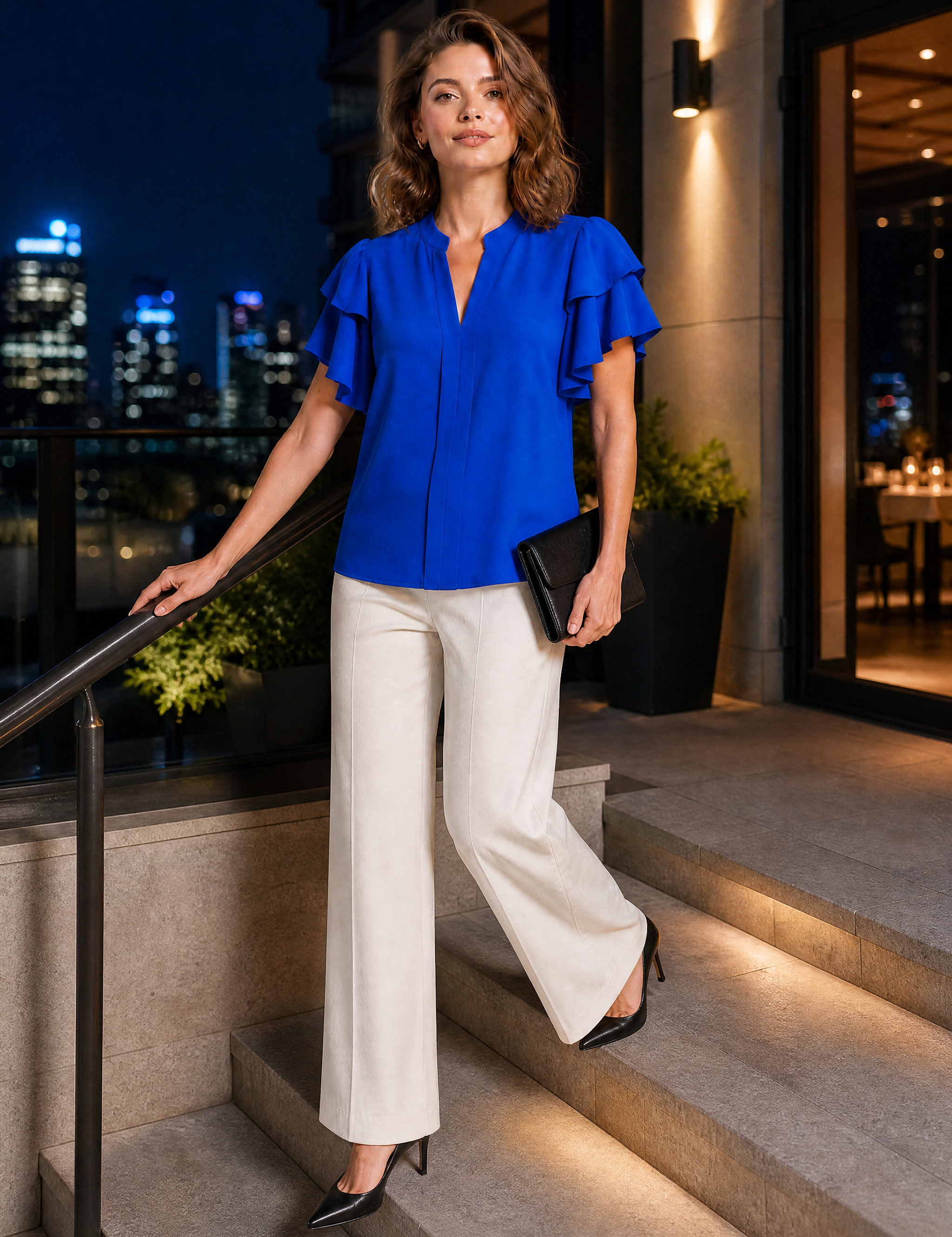 Blouse col V manches volantées | Variante Bleu - Lifestyle | Lounelle Paris