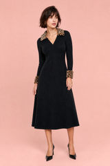 Vestido preto decote V leopardo