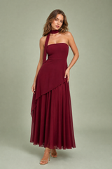 Vestido longo assimétrico com alça no pescoço