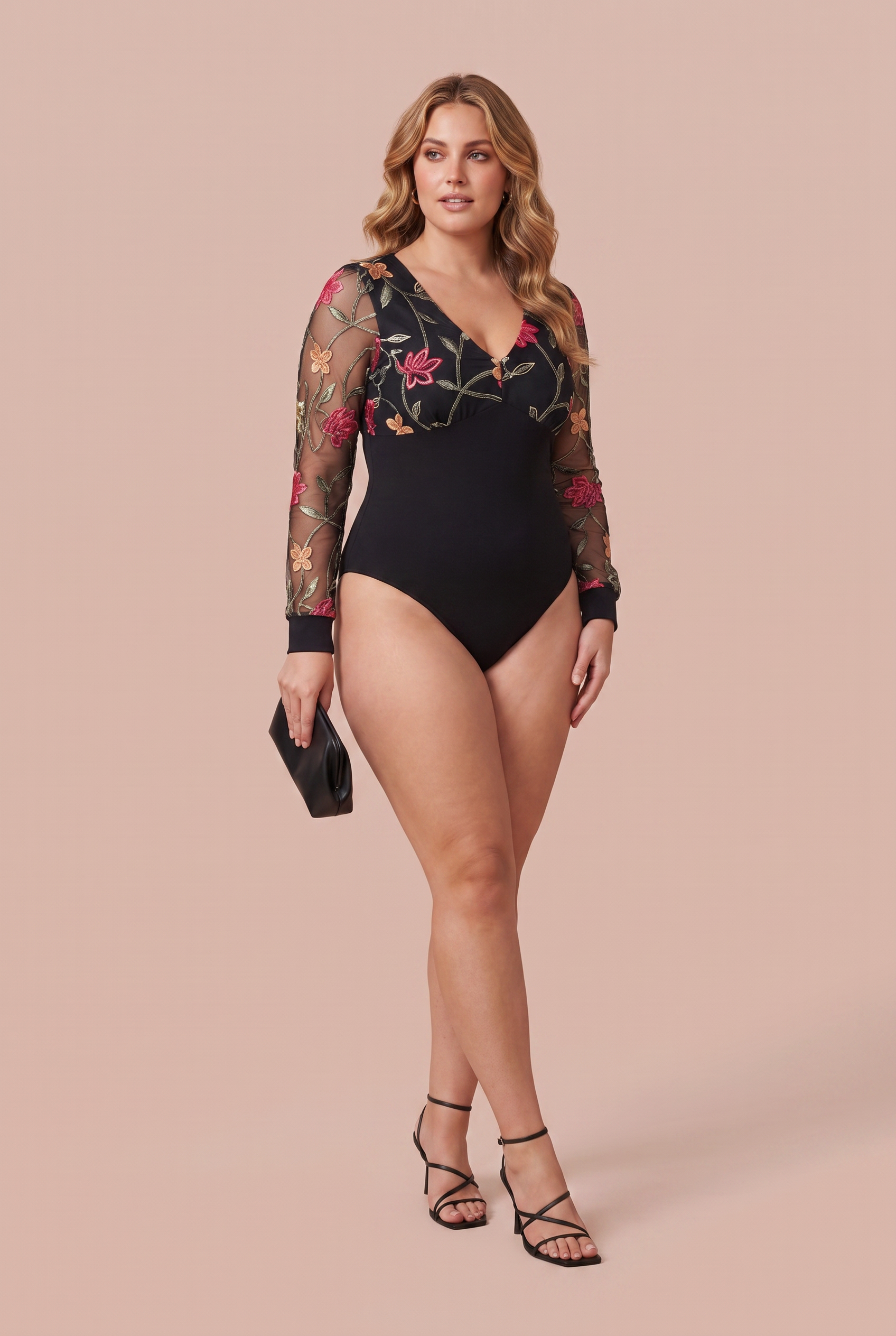 Body noir col V manches brodées | Porté sur une silhouette plus ronde | Lounelle Paris