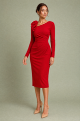 Vestido assimétrico com flor no ombro
