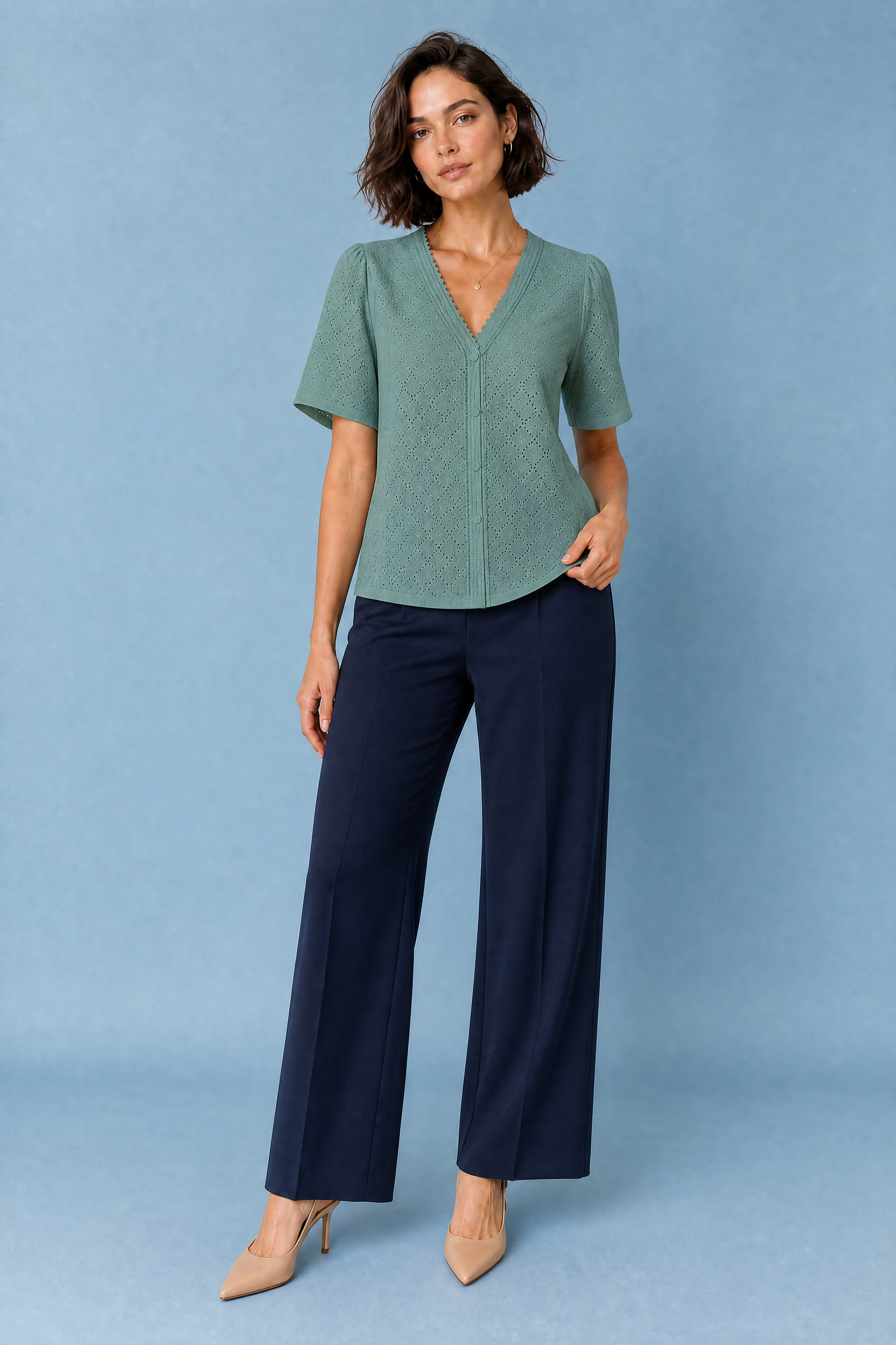 Blouse blanche col V ajourée | Variante Vert | Lounelle Paris