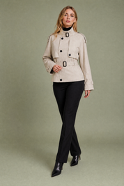 Trench Écru court ceinturé | Photo lifestyle | Lounelle Paris