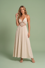 Vestido longo bege com gola halter