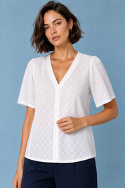 Blouse blanche col V ajourée | Vue rapprochée | Lounelle Paris