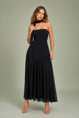 Vestido longo assimétrico com alça no pescoço