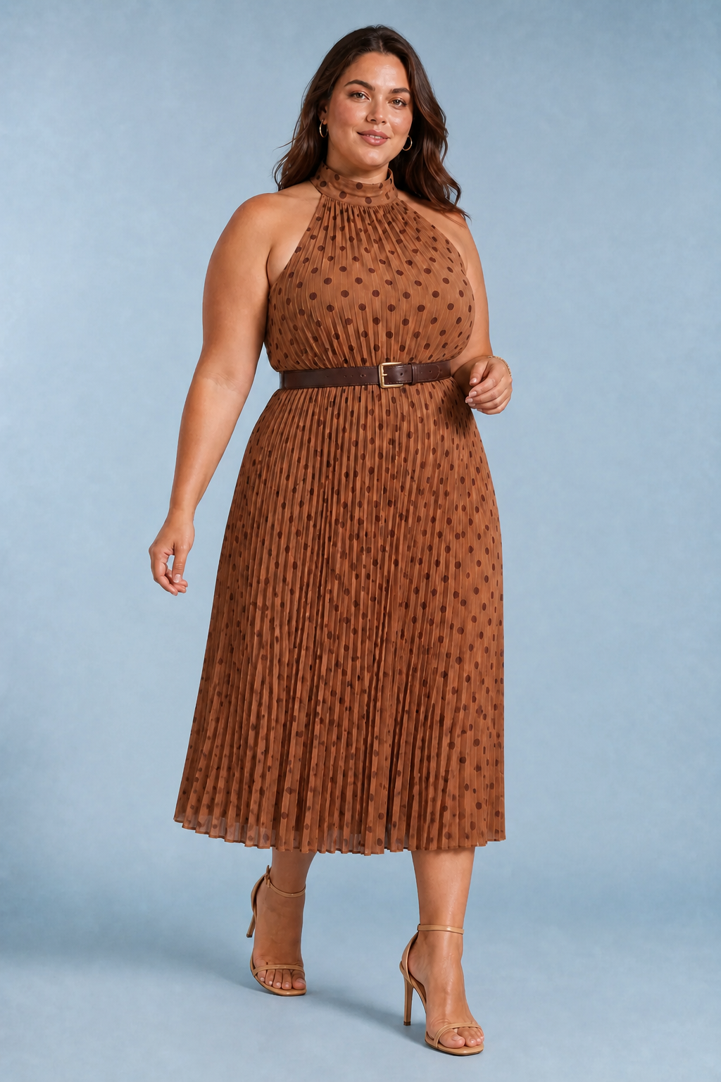 Vestido castanho com bolinhas e decote halter