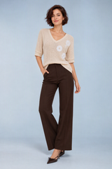 T-shirt bege com decote em V e flores bordadas