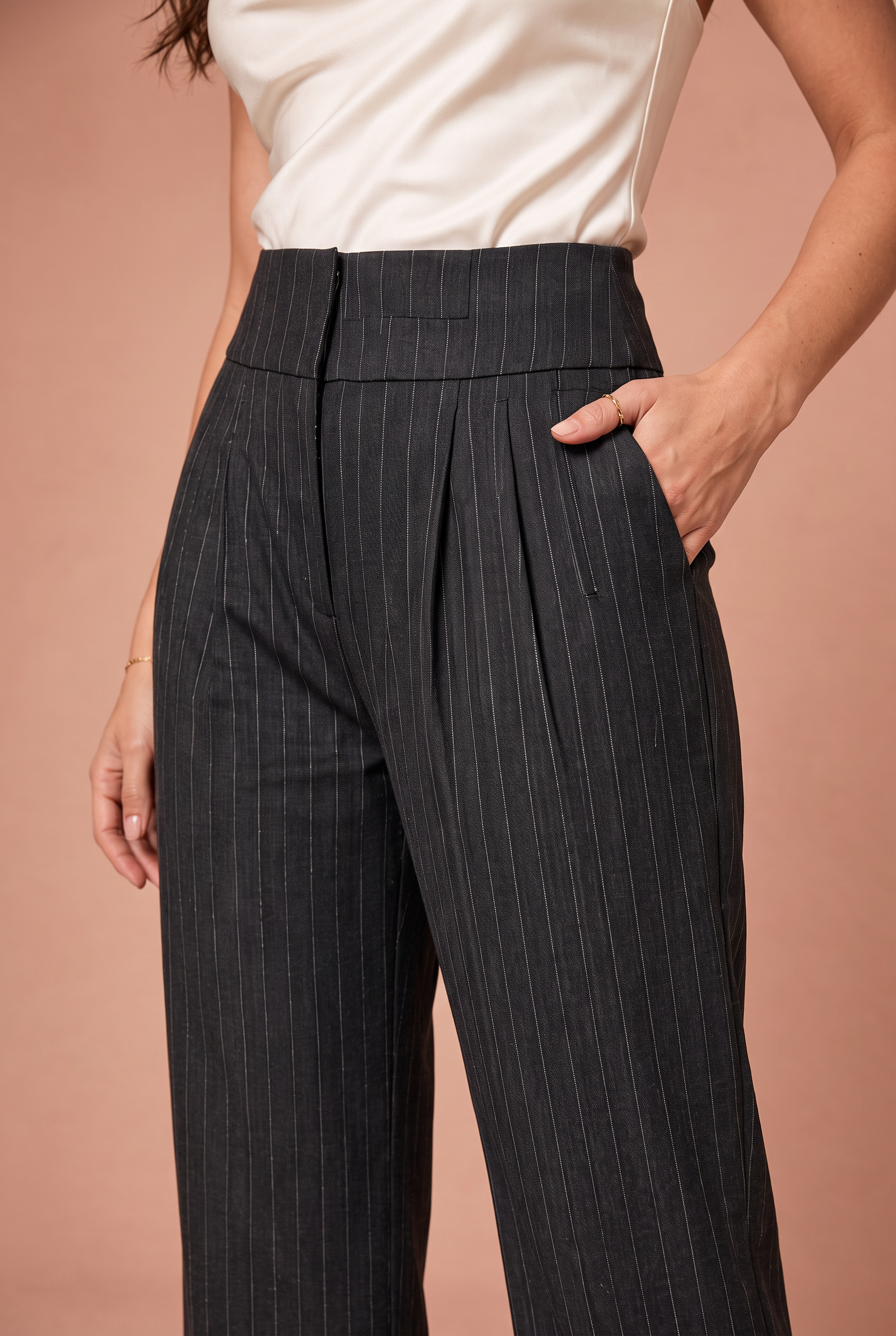 Pantalon tailleur rayé taille haute | Vue rapprochée | Lounelle Paris