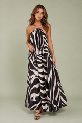 Vestido longo com gola halter e estampa animal