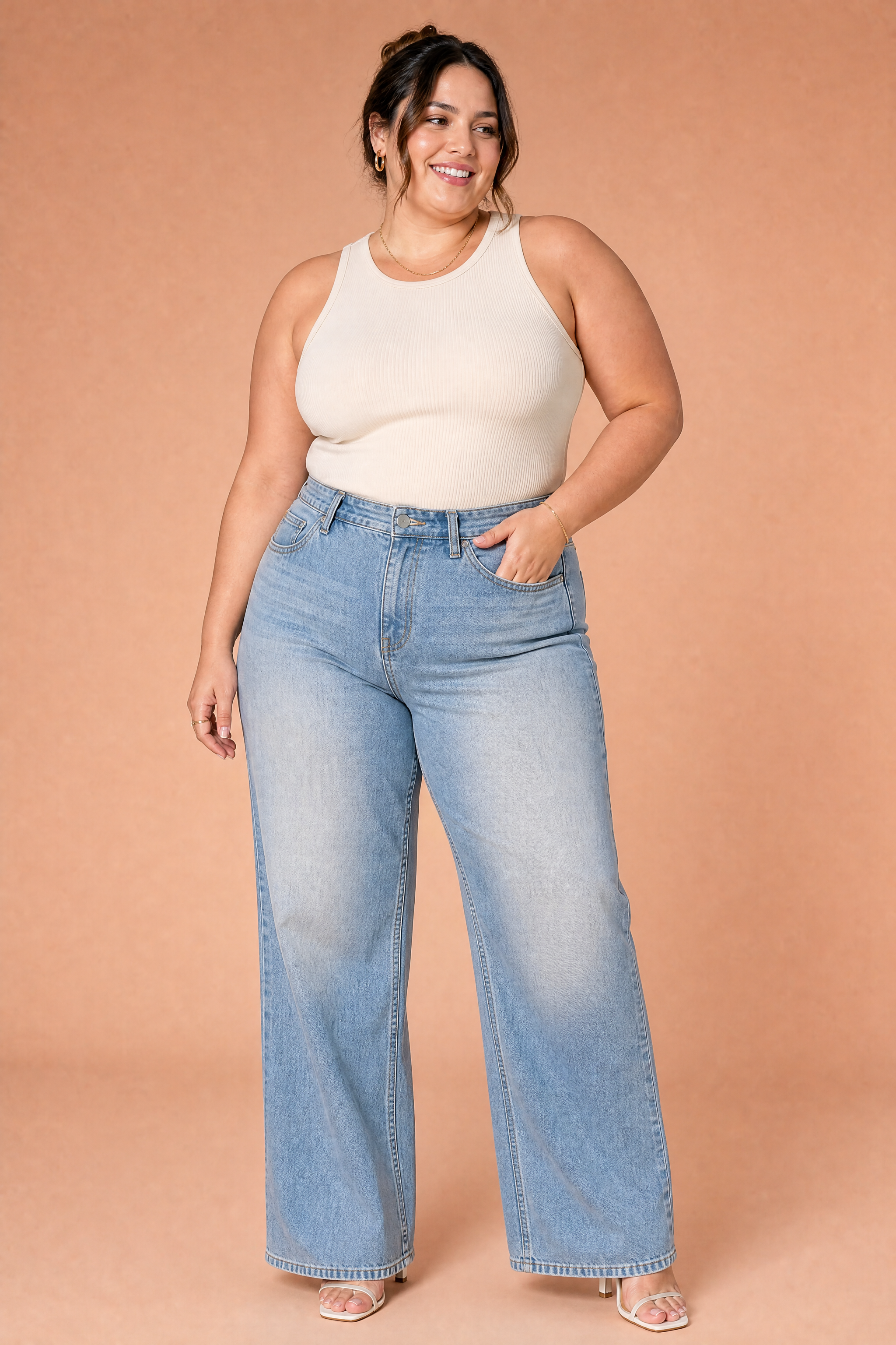 Jean bleu clair ample taille mi-haute | Porté sur une silhouette plus ronde | Lounelle Paris