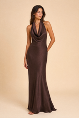 Vestido castanho com decote halter e costas nuas