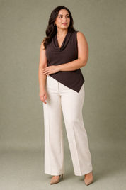 Top marron foncé col drapé | Porté sur une silhouette plus ronde | Lounelle Paris