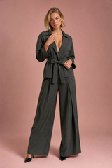 Conjunto trench e calças com cinto