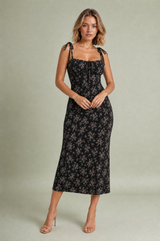 Vestido floral ajustado de costas abertas