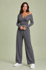 Conjunto de decote em V e calças largas