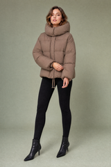 Casaco curto com capuz oversized