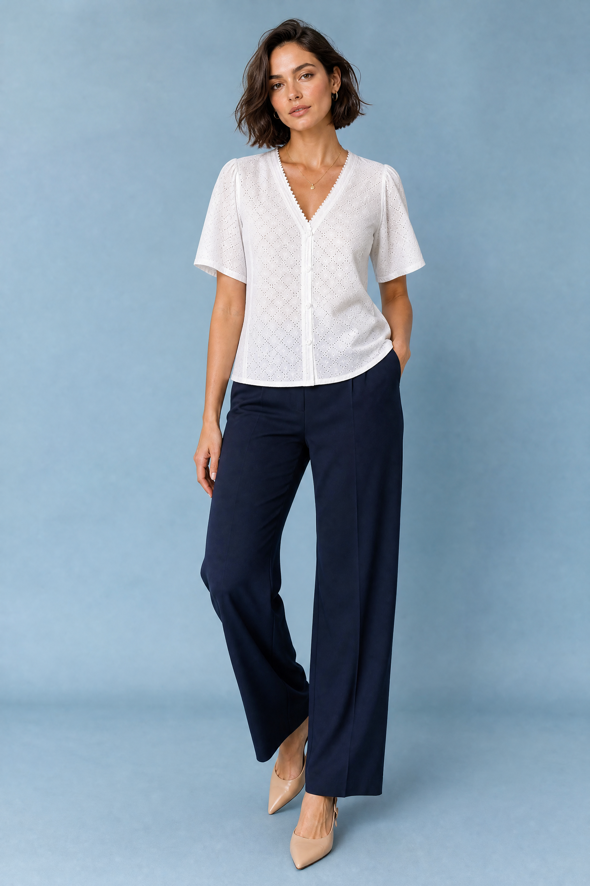 Blouse blanche col V ajourée | Vue de face | Lounelle Paris