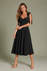 Vestido com alças atadas e costas nuas