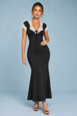 Vestido preto com bolas e renda