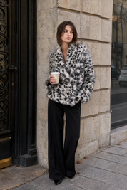Veste ample fausse fourrure imprimé animalier | Photo lifestyle | Lounelle Paris