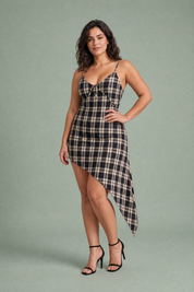 Robe noire à carreaux asymétrique | Porté sur une autre silhouette | Lounelle Paris