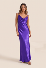 Vestido violeta acetinado de costas nuas