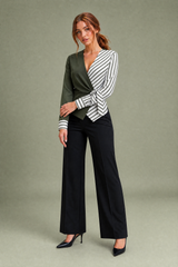 Blusa com decote em V efeito envelope