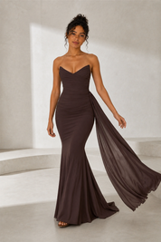Vestido castanho cai-cai com decote em coração