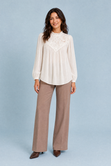 Blusa de gola folhada e mangas bufantes