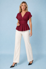 Blusa com decote em V e cintura ajustada