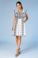 Vestido branco com babados bordados
