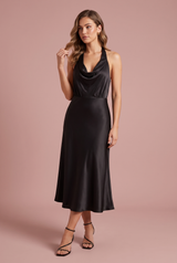 Vestido preto de cetim com gola halter