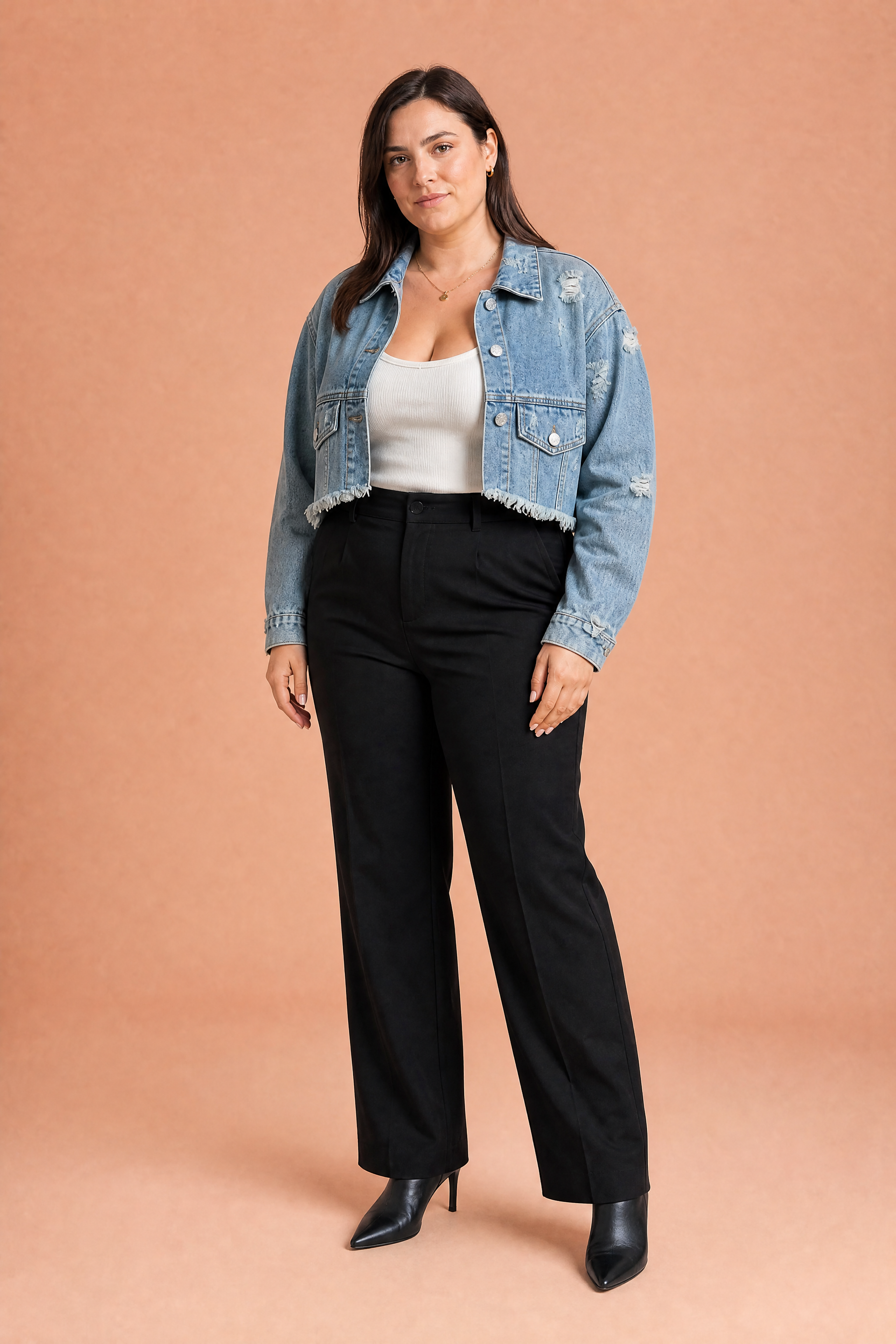 Veste en jean bleu délavé courte | Porté sur une autre silhouette | Lounelle Paris