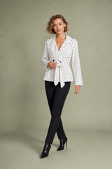 Trench branco de bolinhas cintado