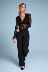 Vestido preto de renda de mangas compridas