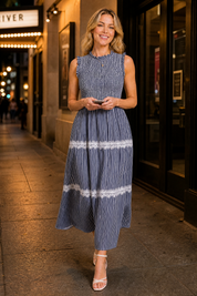 Robe longue rayée smockée | Variante Bleu marine - Lifestyle | Lounelle Paris
