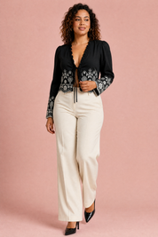 Blouse noire col V brodée | Porté sur une autre silhouette | Lounelle Paris