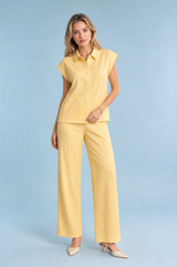 Conjunto largo amarelo claro com gola de camisa