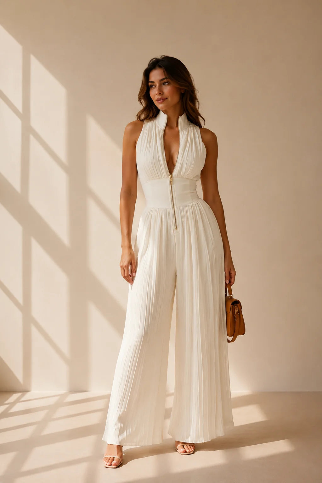 Vestido branco plissado de gola alta