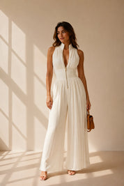 Vestido branco plissado de gola alta