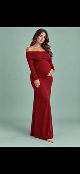 Vestido maxi de grávida bordô em malha franzida com decote Bardot