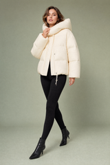 Casaco curto com capuz oversized