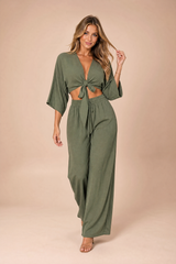 Conjunto crop top amarrado e calças largas