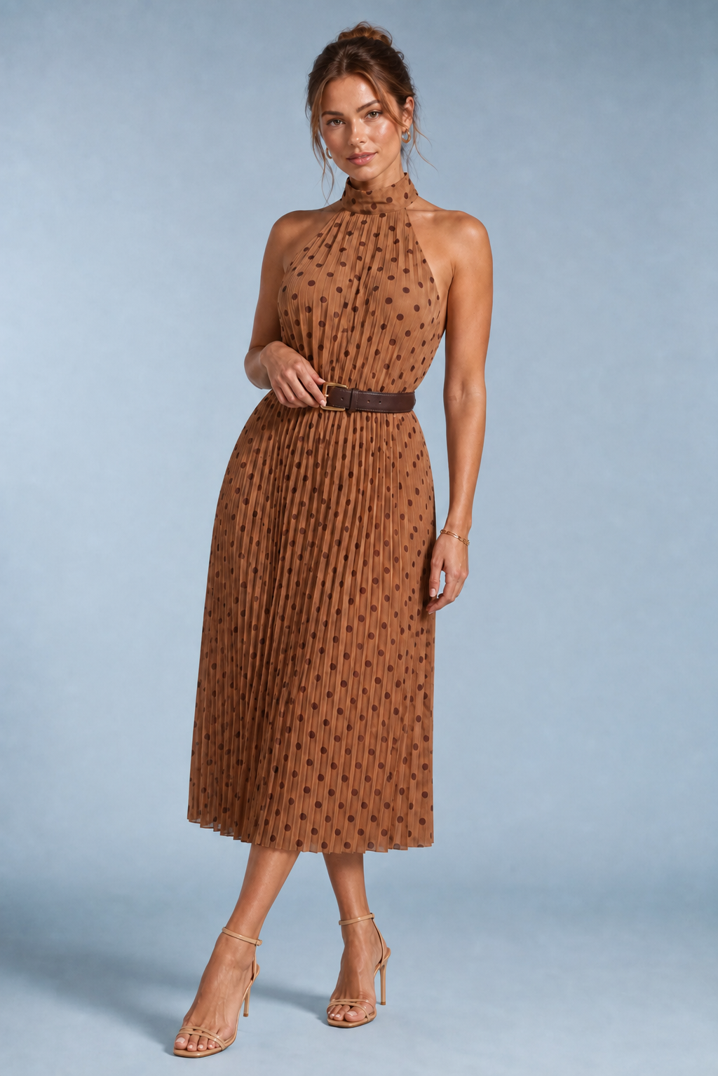 Vestido castanho com bolinhas e decote halter