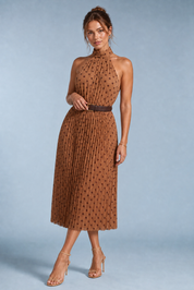 Vestido castanho com bolinhas e decote halter