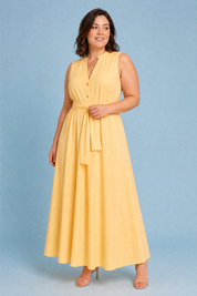 Robe jaune clair sans manches ceinturée | Porté sur une autre silhouette | Lounelle Paris
