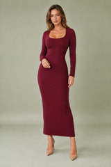 Vestido longo bordeaux justo com decote quadrado