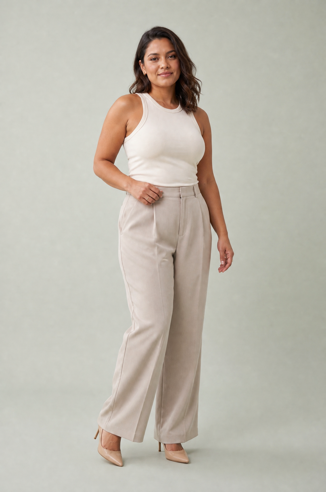 Pantalon beige large plissé | Porté sur une autre silhouette | Lounelle Paris