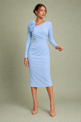 Vestido assimétrico com flor no ombro